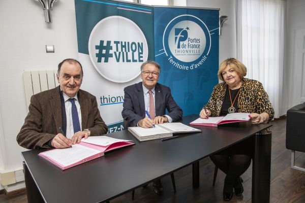 M. Xavier FAESSEL, M. Pierre CUNY et Mme Pascale Rousselle lors de la signature de conventions de médiation entre la cour administrative d’appel de Nancy, le tribunal administratif de Strasbourg, la Ville de Thionville et la Communauté d’agglomération « Portes de France – Thionville »le 1er février 2024